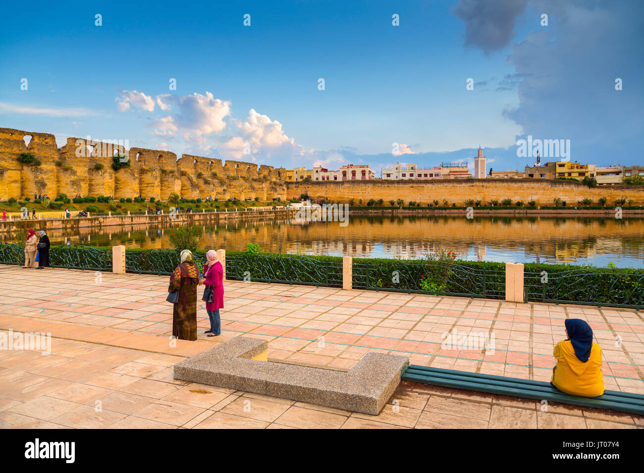 Das Leben auf der Straße. Sahrij Swani ein Becken See Stausee, alten verfallenen Mauern. Kaiserliche Stadt Meknes, Marokko, Maghreb Nordafrika Stockfoto
