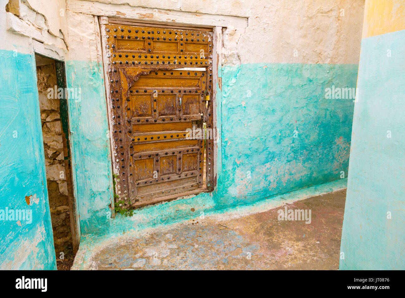 Traditionelle Tür eines Hauses. Das Leben auf der Straße Szene, Moulay Idriss. Marokko, Maghreb Nordafrika Stockfoto