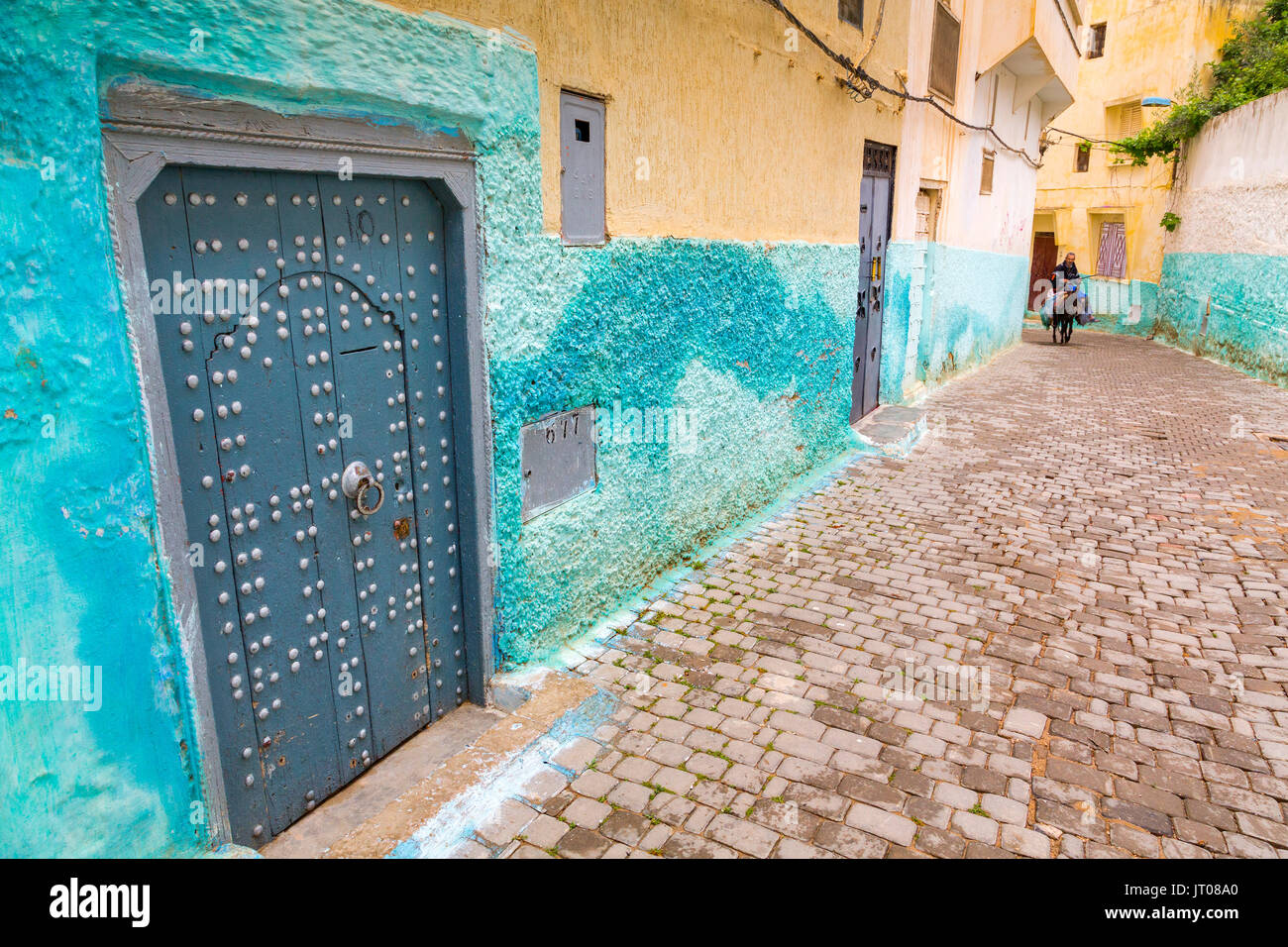 Herkömmliche blaue Tür eines Hauses. Mann, einen Esel, der das Leben auf der Straße Szene, Moulay Idriss. Marokko, Maghreb Nordafrika Stockfoto