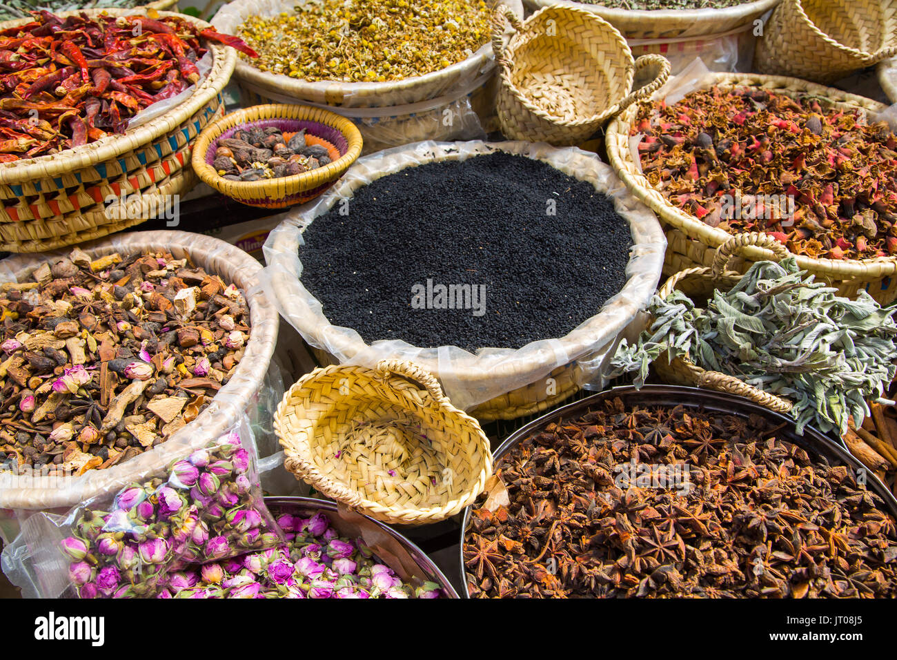 Körbe von getrockneten Kräutern, Blüten und Kräuter in den Souk. Souk Medina von Fes, Fes el Bali. Marokko, Maghreb Nordafrika Stockfoto