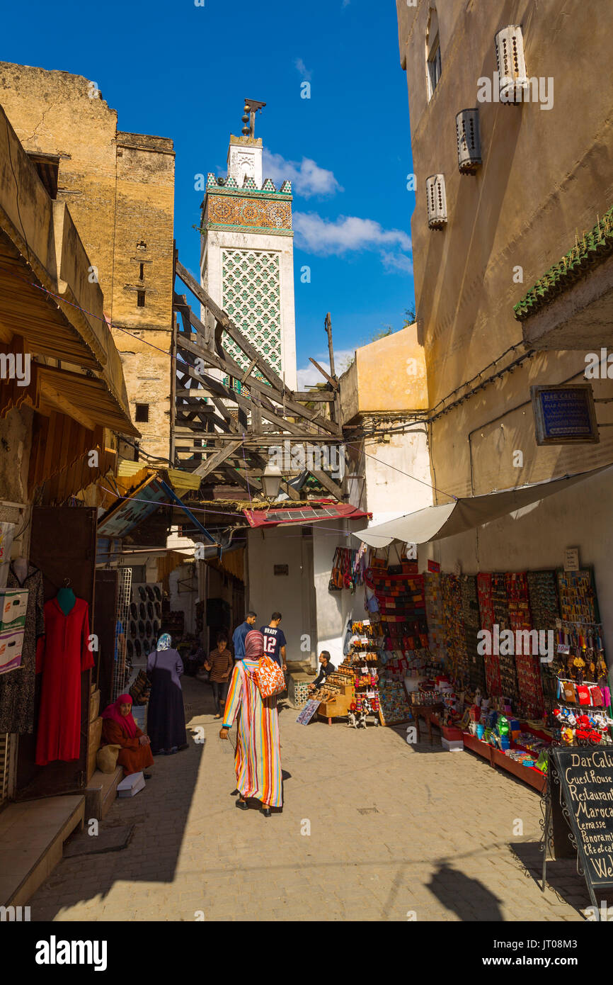 Die Medersa Bou Inania Minarett. Das Leben auf der Straße. Souk Medina von Fes, Fes el Bali. Marokko, Maghreb Nordafrika Stockfoto