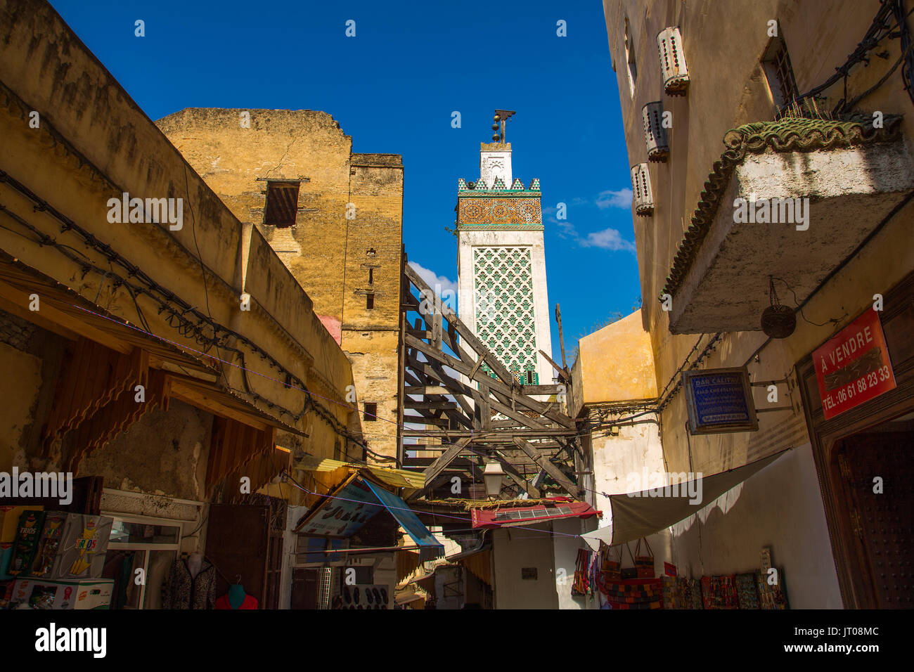 Die Medersa Bou Inania Minarett. Das Leben auf der Straße. Souk Medina von Fes, Fes el Bali. Marokko, Maghreb Nordafrika Stockfoto