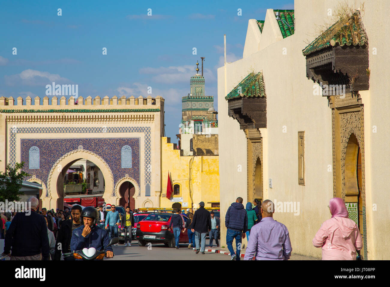 Das Leben auf der Straße. Bab Bou Jeloud Tor, Haupteingang Souk Medina von Fes, Fes el Bali. Marokko, Maghreb Nordafrika Stockfoto