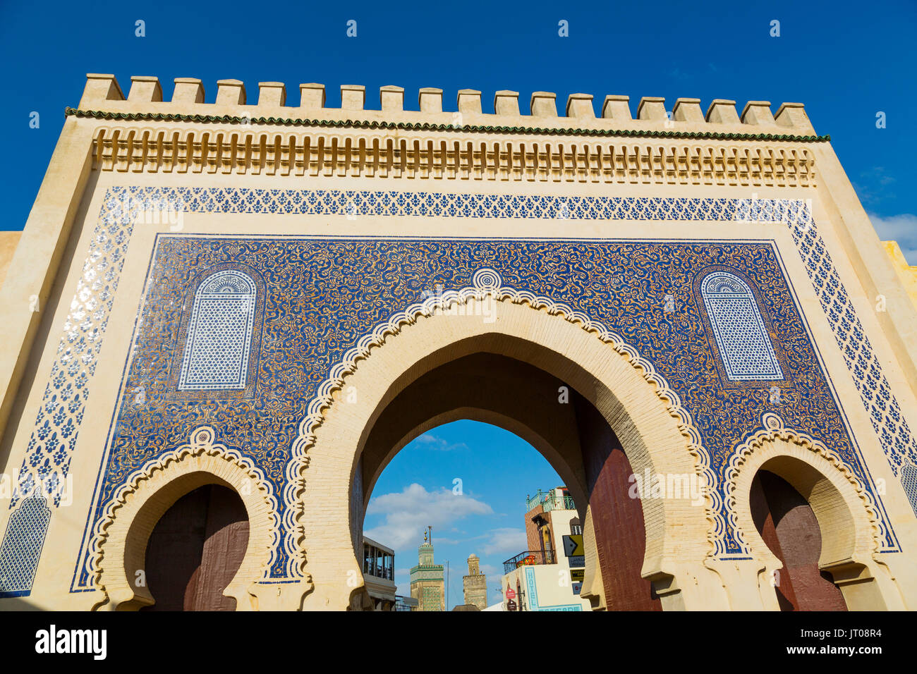 Das Leben auf der Straße. Bab Bou Jeloud Tor, Haupteingang Souk Medina von Fes, Fes el Bali. Marokko, Maghreb Nordafrika Stockfoto
