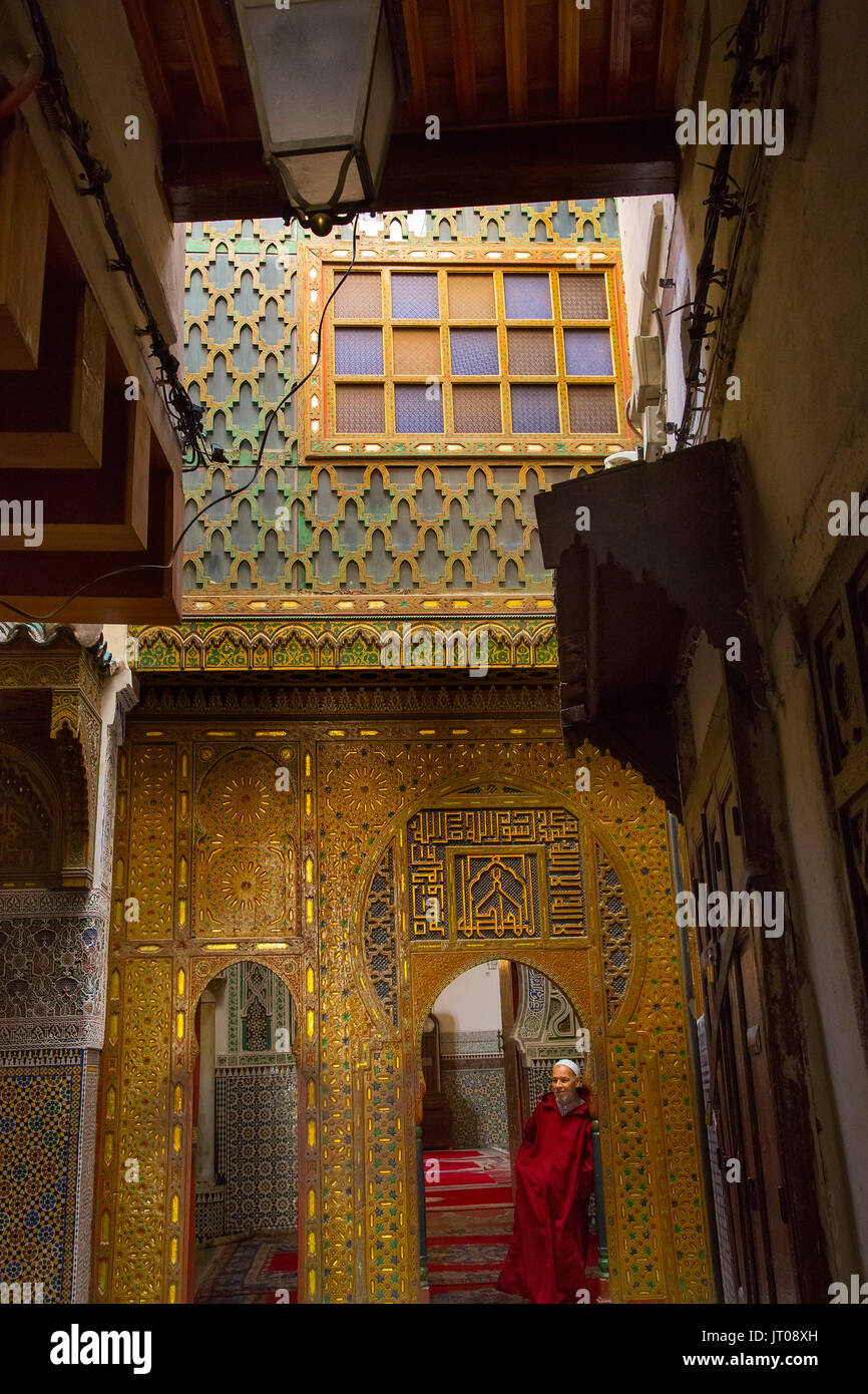 Das Leben auf der Straße. Moulay Idriss Moschee, Souk Medina von Fes, Fes el Bali. Marokko, Maghreb Nordafrika Stockfoto
