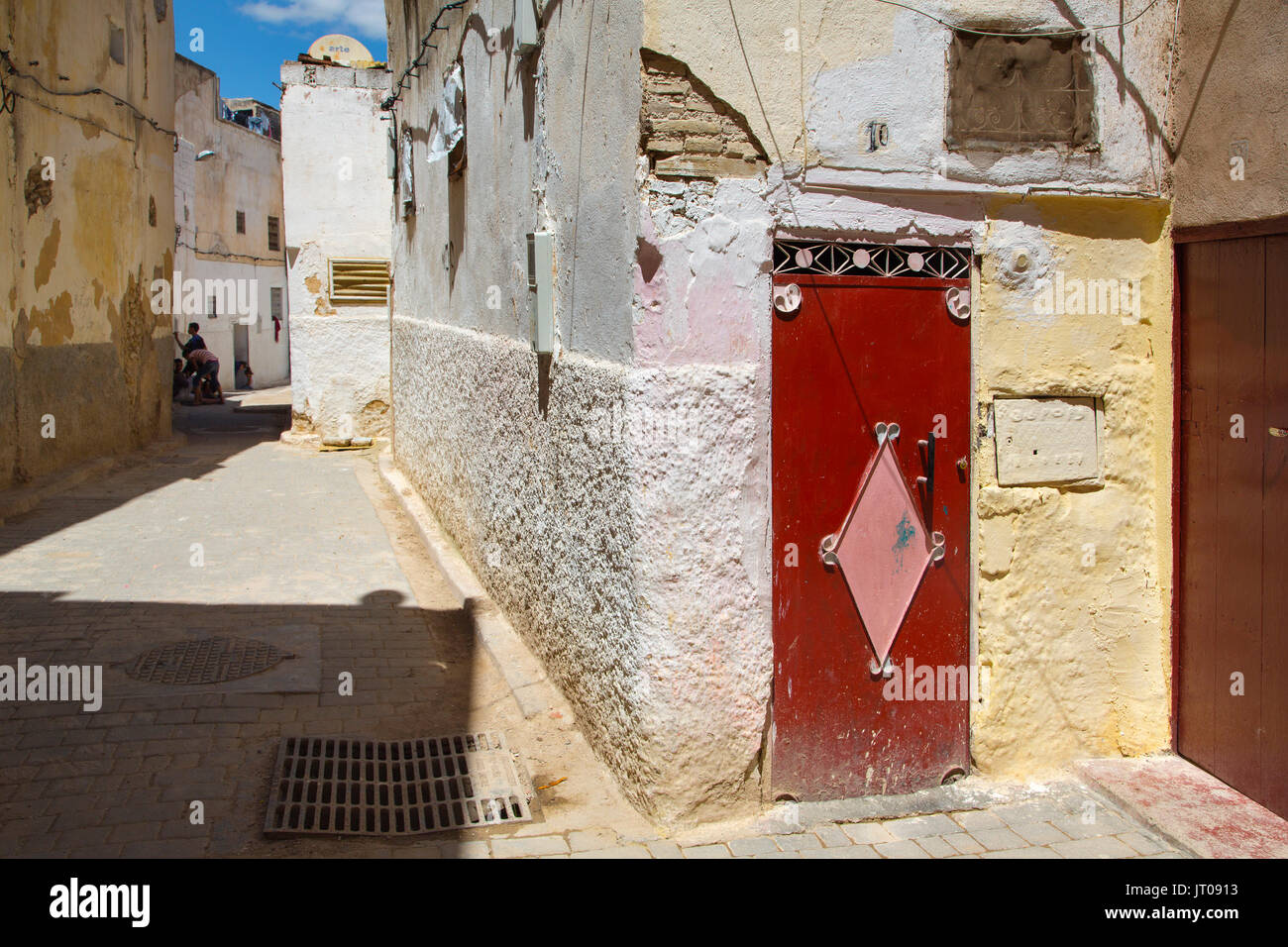 Das Leben auf der Straße. Souk Medina von Fes, Fes el Bali. Marokko, Maghreb Nordafrika Stockfoto
