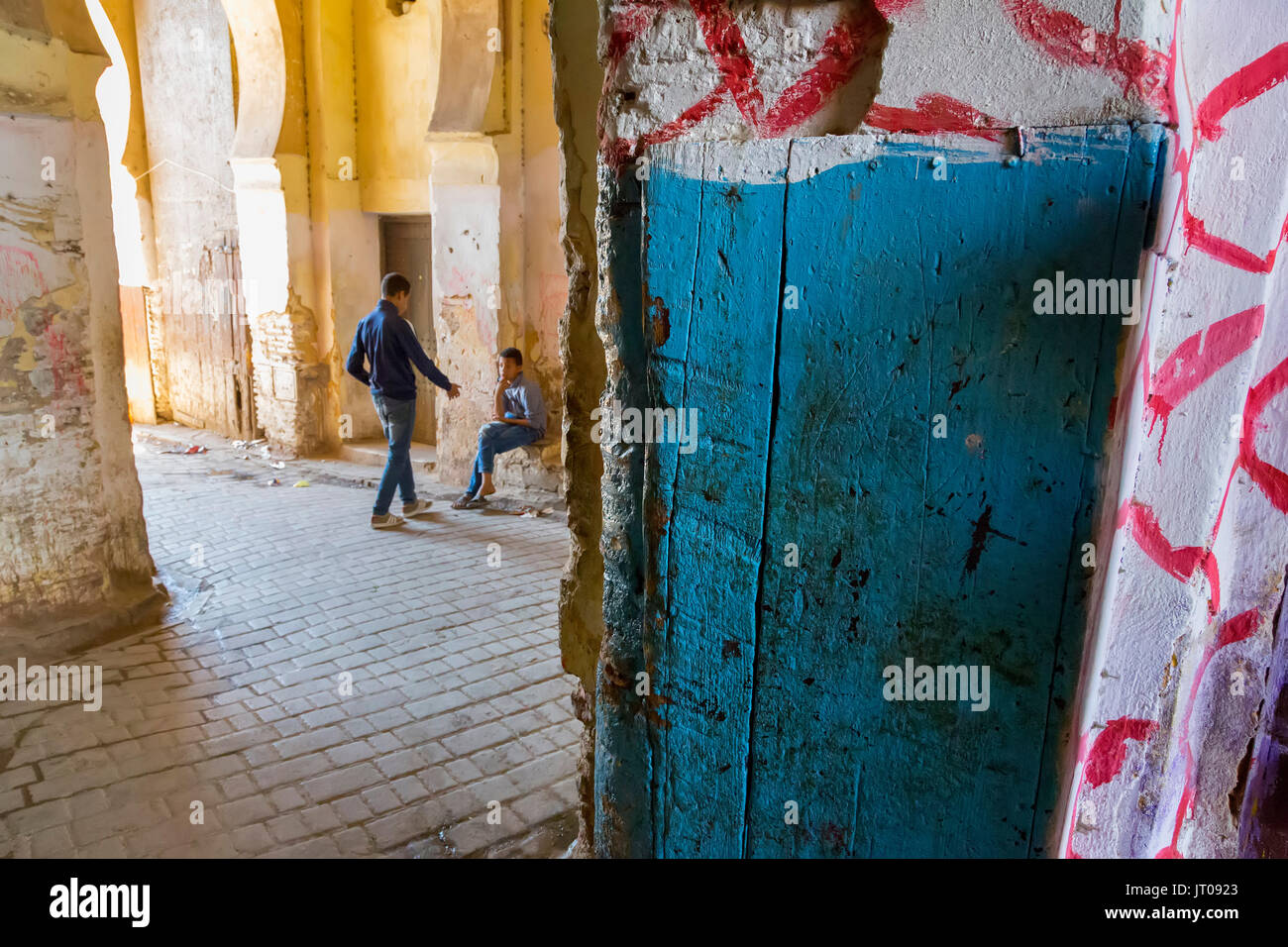 Das Leben auf der Straße. Souk Medina von Fes, Fes el Bali. Marokko, Maghreb Nordafrika Stockfoto