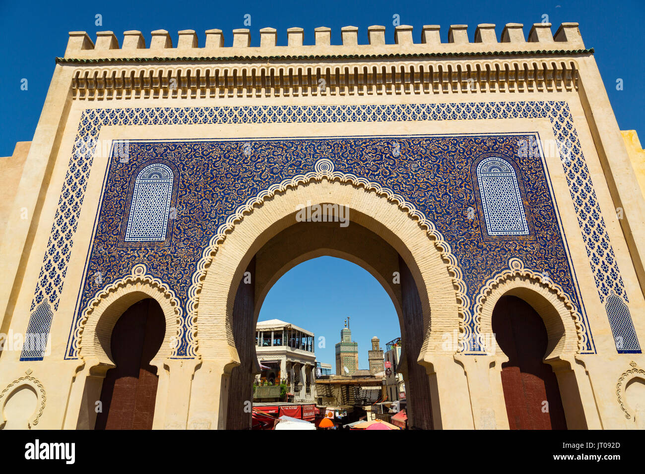 Das Leben auf der Straße. Bab Bou Jeloud Tor, Haupteingang Souk Medina von Fes, Fes el Bali. Marokko, Maghreb Nordafrika Stockfoto