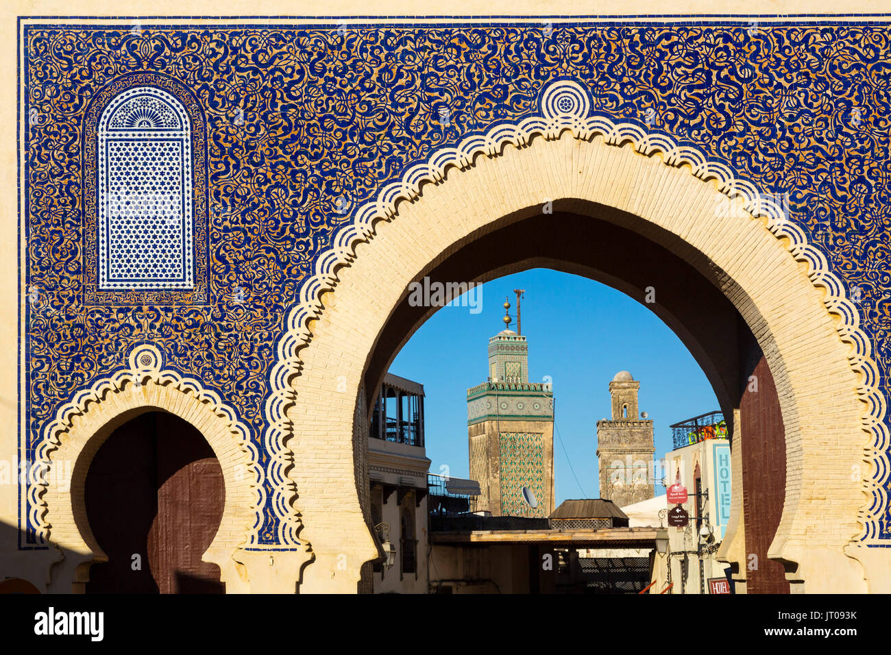 Die Medersa Bou Inania Minarett, Bab Bou Jeloud Tor, Haupteingang Souk Medina von Fes, Fes el Bali. Marokko, Maghreb Nordafrika Stockfoto