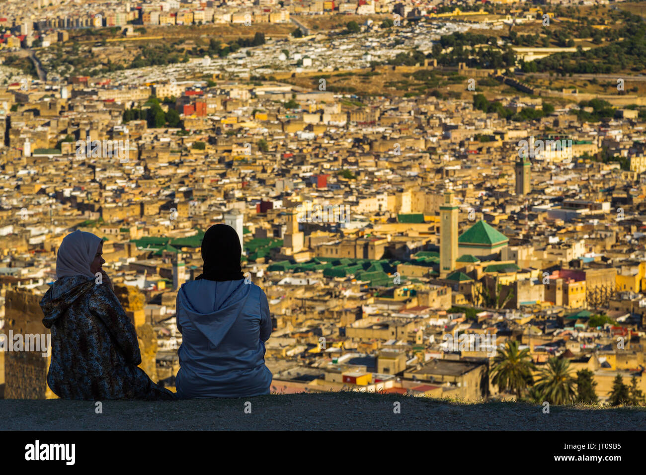 Landschaft, Panoramaaussicht, Frauen, die den Blick auf den Souk Medina von Fes, Fes el Bali. Marokko, Maghreb Nordafrika Stockfoto