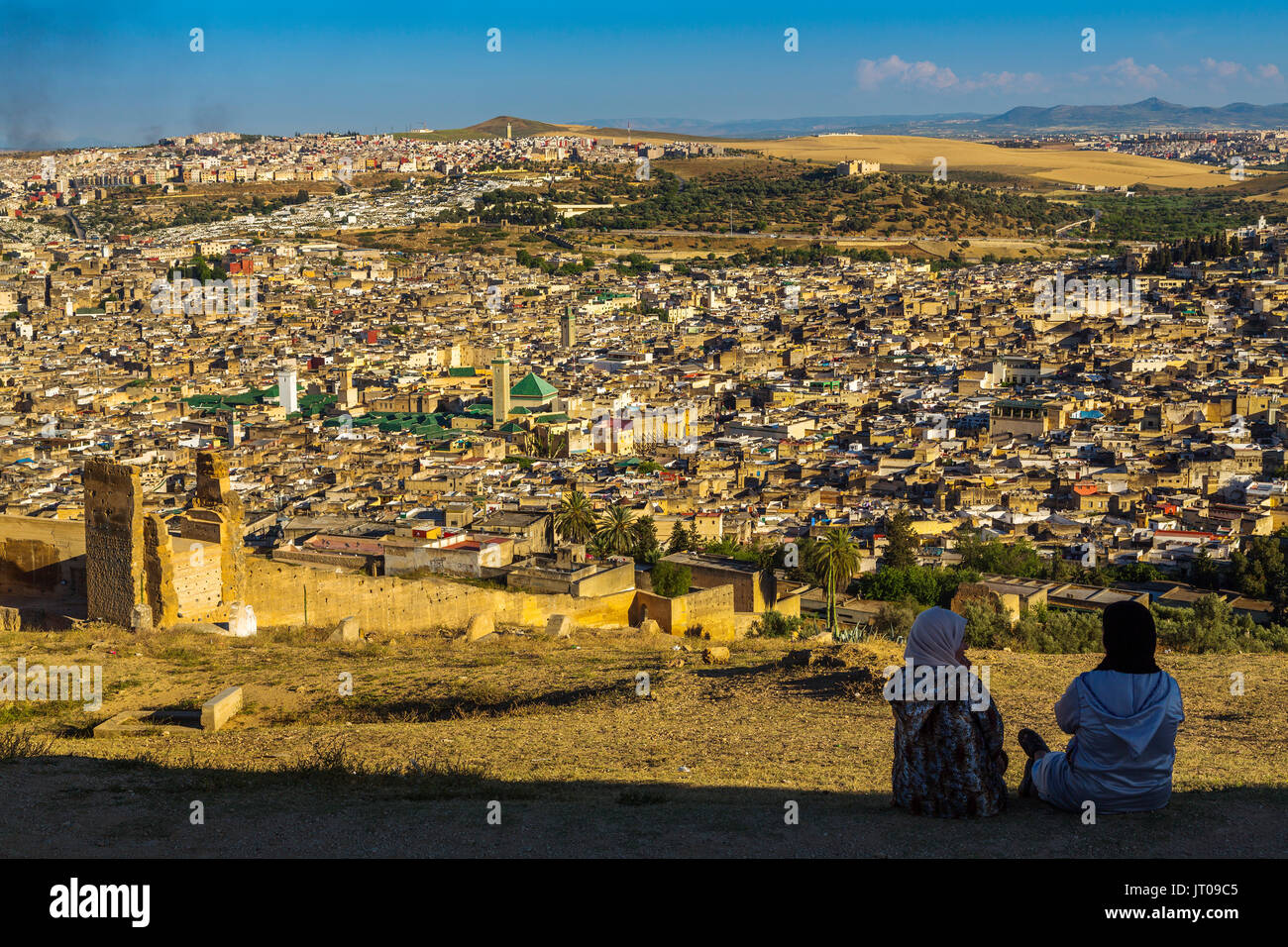 Landschaft, Panoramaaussicht, Frauen, die den Blick auf den Souk Medina von Fes, Fes el Bali. Marokko, Maghreb Nordafrika Stockfoto