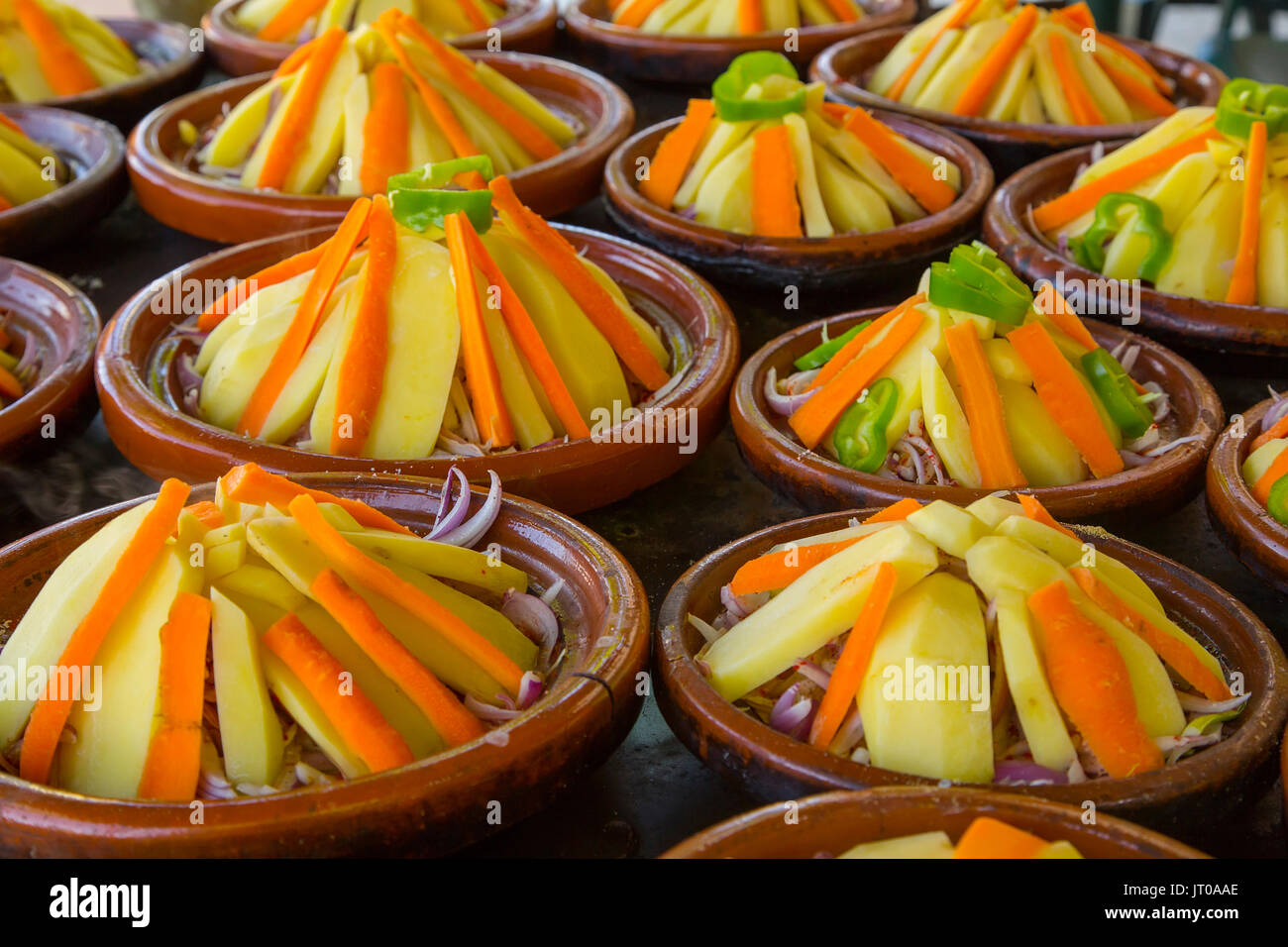 Kochen traditionelle marokkanische Tajine Schale, Fleisch und Gemüse. Marokko, Maghreb Nordafrika Stockfoto