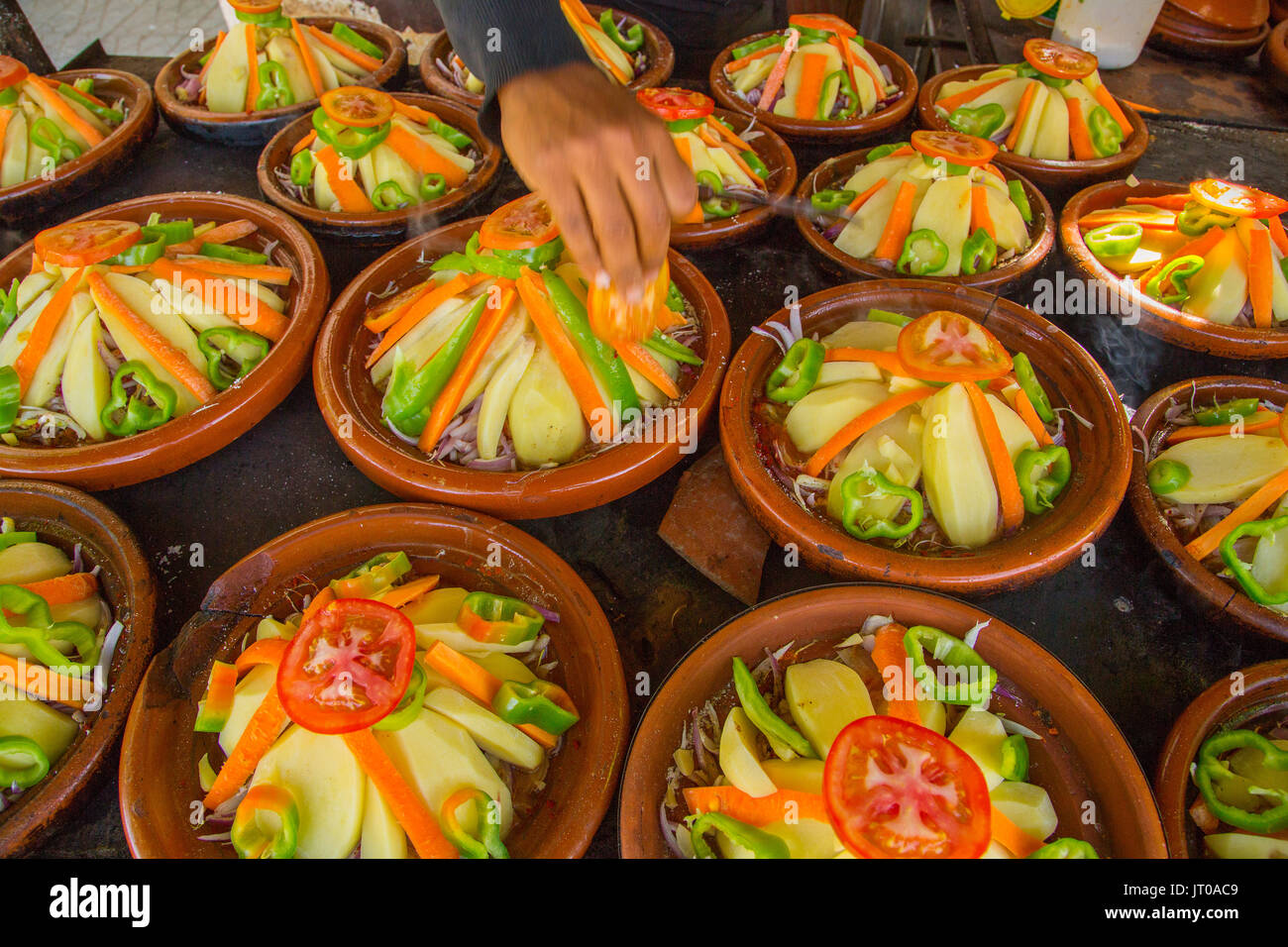 Kochen traditionelle marokkanische Tajine Schale, Fleisch und Gemüse.  Marokko, Maghreb Nordafrika Stockfotografie - Alamy