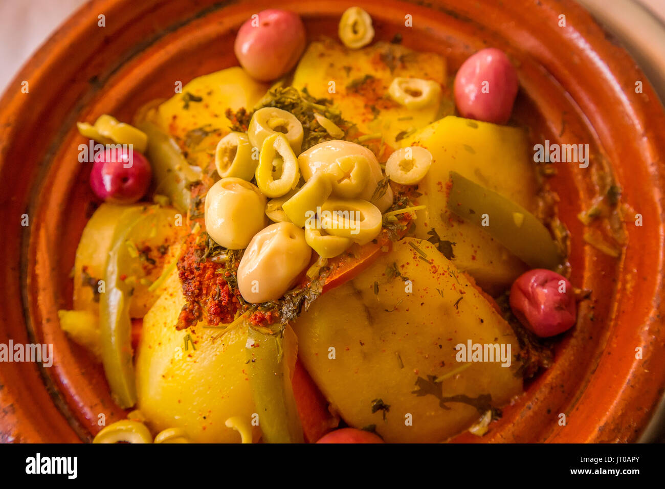 Kochen traditionelle marokkanische Tajine Schale, Fleisch und Gemüse. Marokko, Maghreb Nordafrika Stockfoto