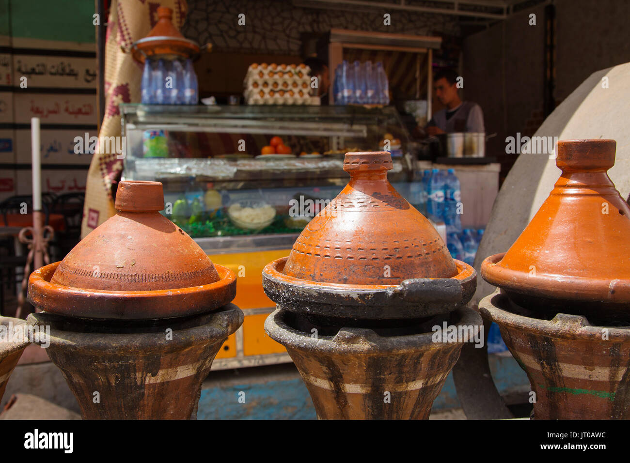 Kochen traditionelle marokkanische Tajine Schale. Marokko, Maghreb Nordafrika Stockfoto
