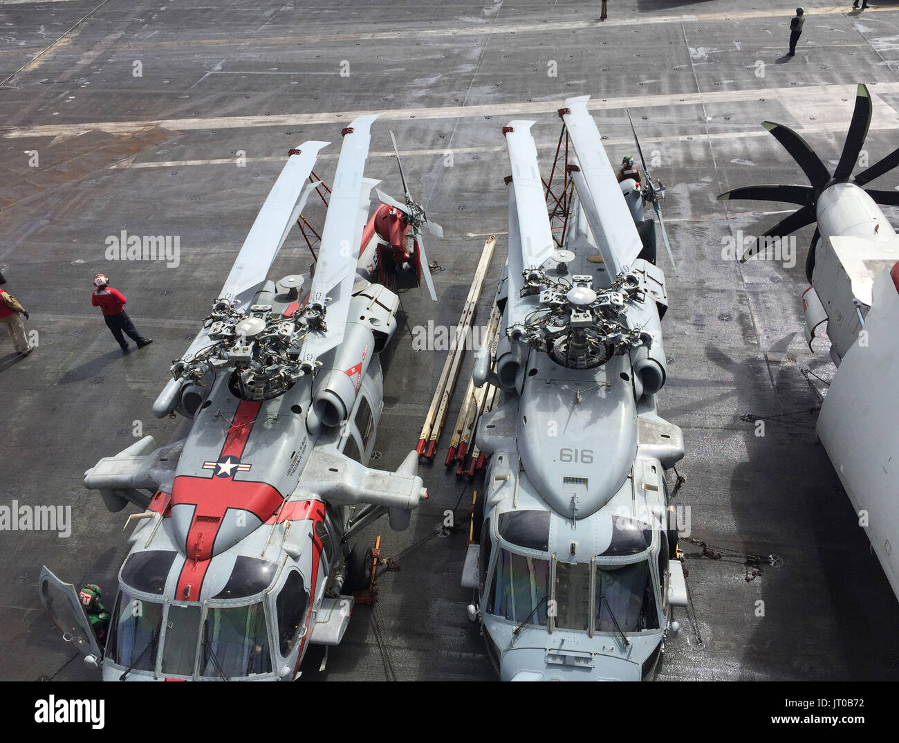 Hubschrauber auf dem Flugdeck der US Navy Nimitz-Klasse-Flugzeugträger USS George H.W. Bush abseits der Küste Schottlands während Übung sächsische Krieger. Stockfoto