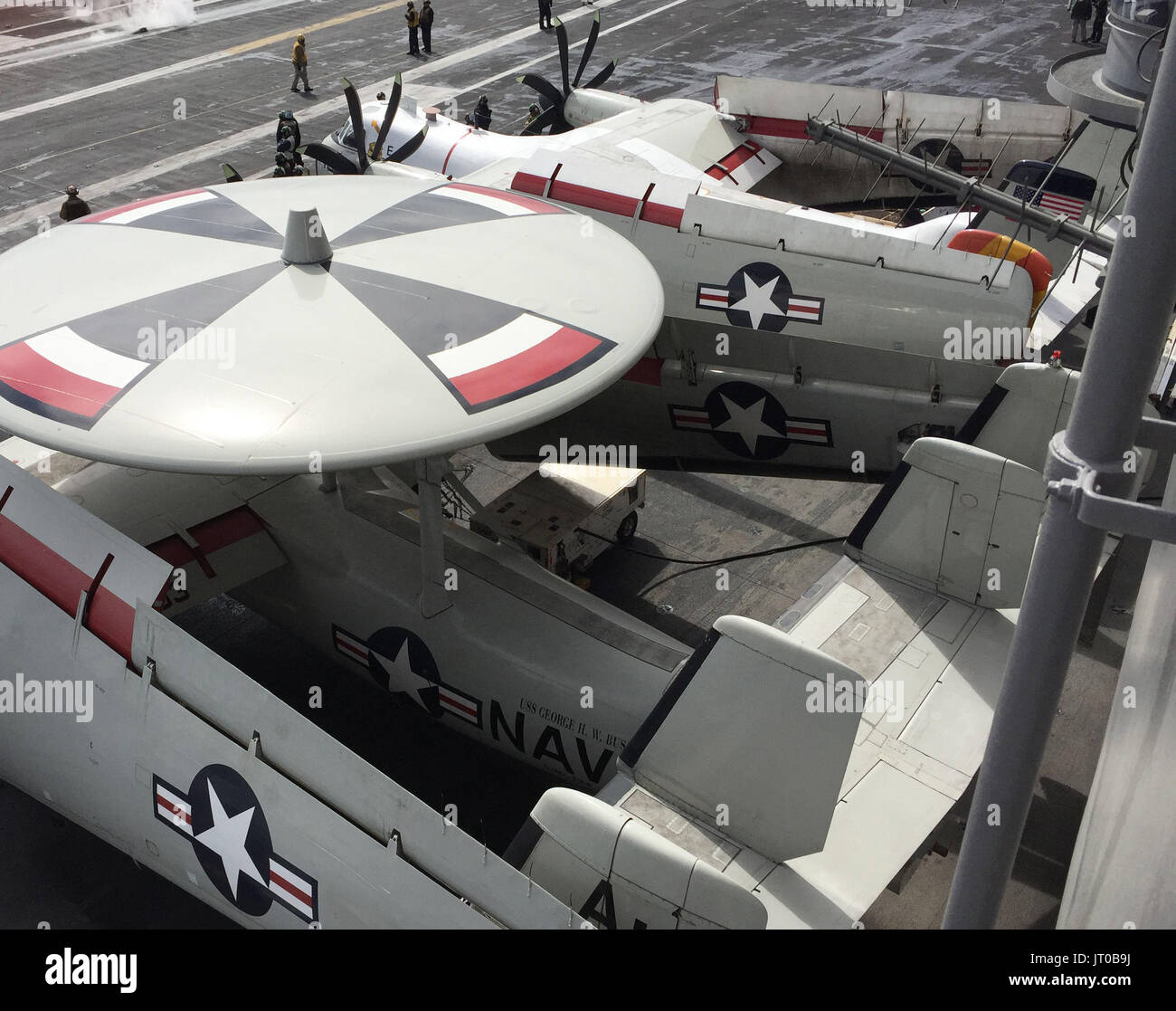 Hawkeye Jets auf dem Flugdeck der US Navy Nimitz-Klasse-Flugzeugträger USS George H.W. Bush abseits der Küste Schottlands während Übung sächsische Krieger. Stockfoto