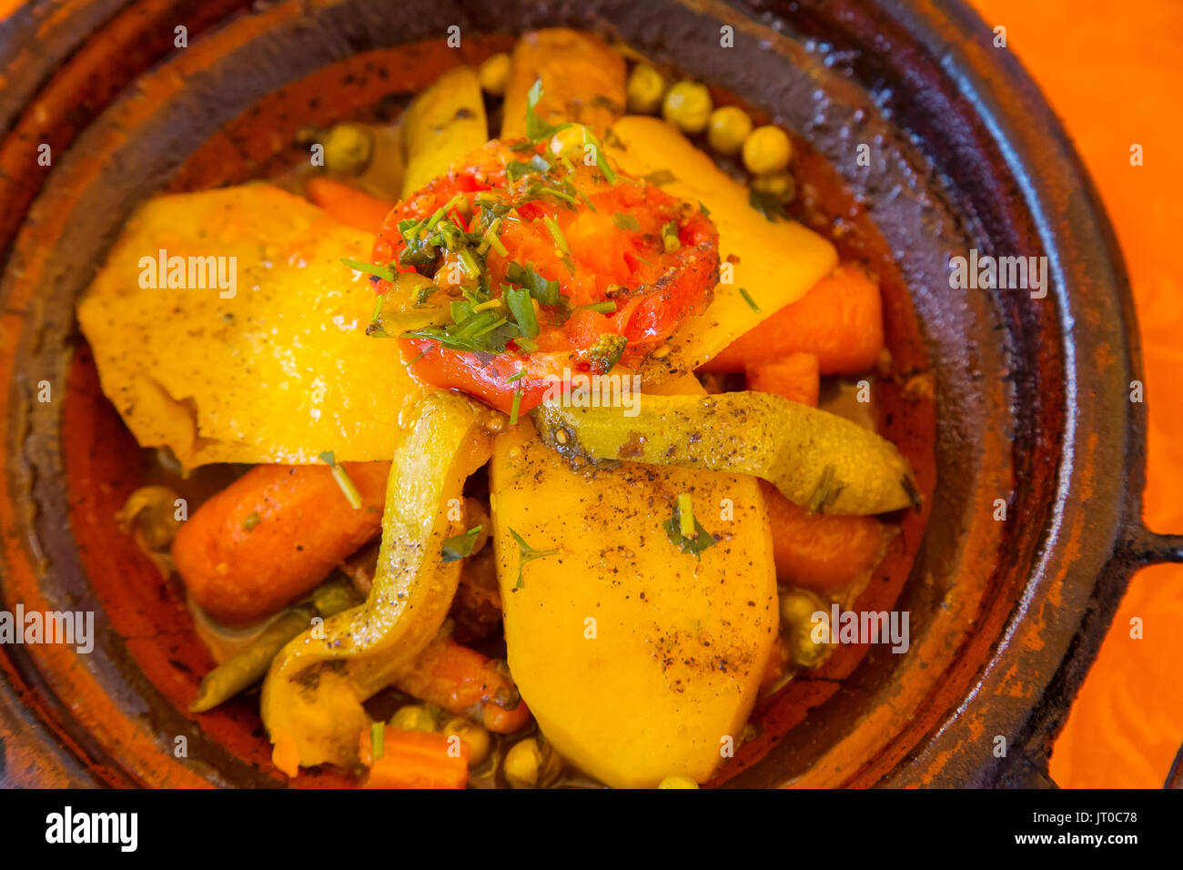 Traditionelle marokkanische Gericht, Tajine mit Gemüse in einem Restaurant, Ouarzazate. Marokko, Maghreb Nordafrika Stockfoto