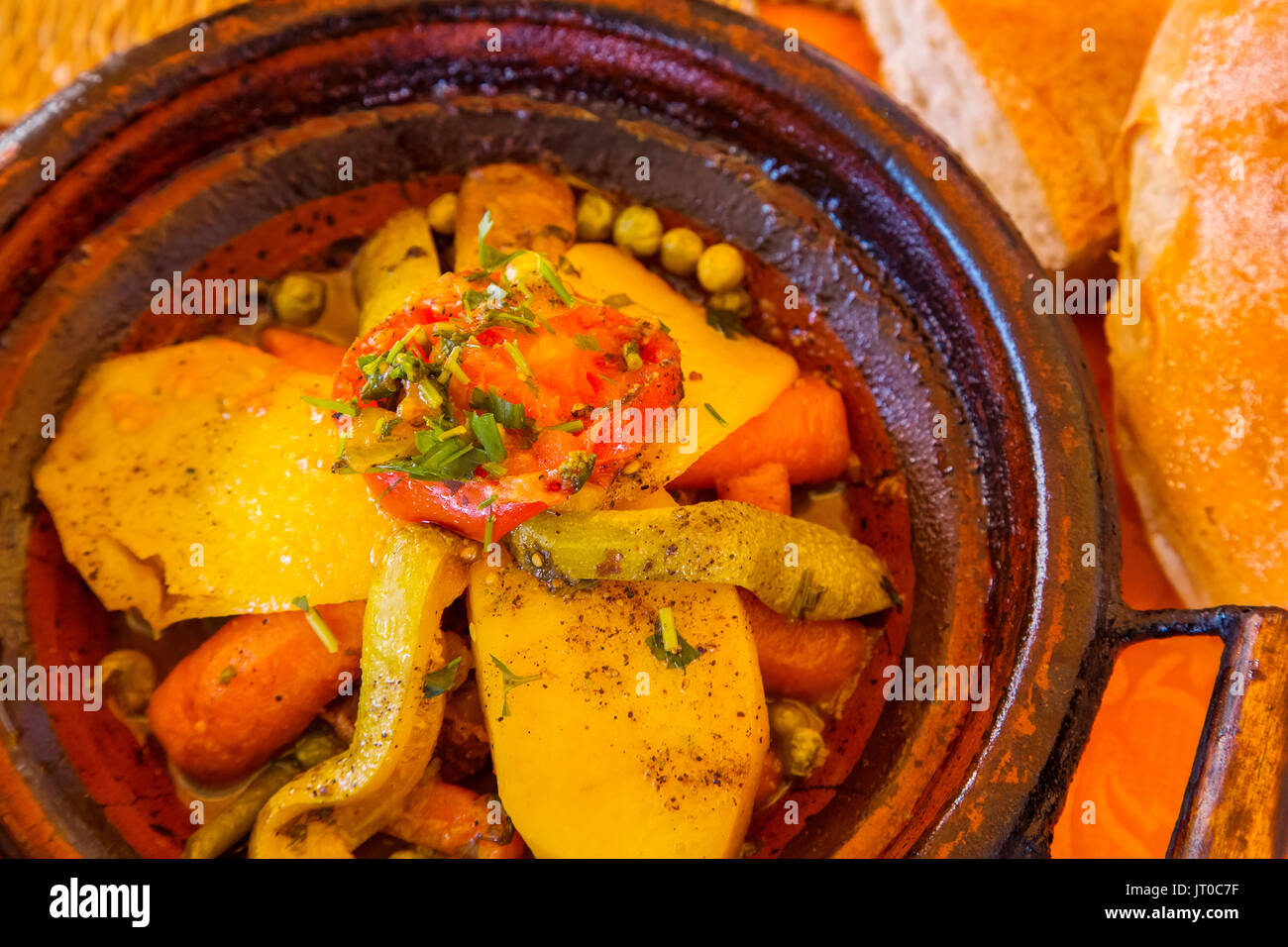 Traditionelle marokkanische Gericht, Tajine mit Gemüse in einem Restaurant, Ouarzazate. Marokko, Maghreb Nordafrika Stockfoto