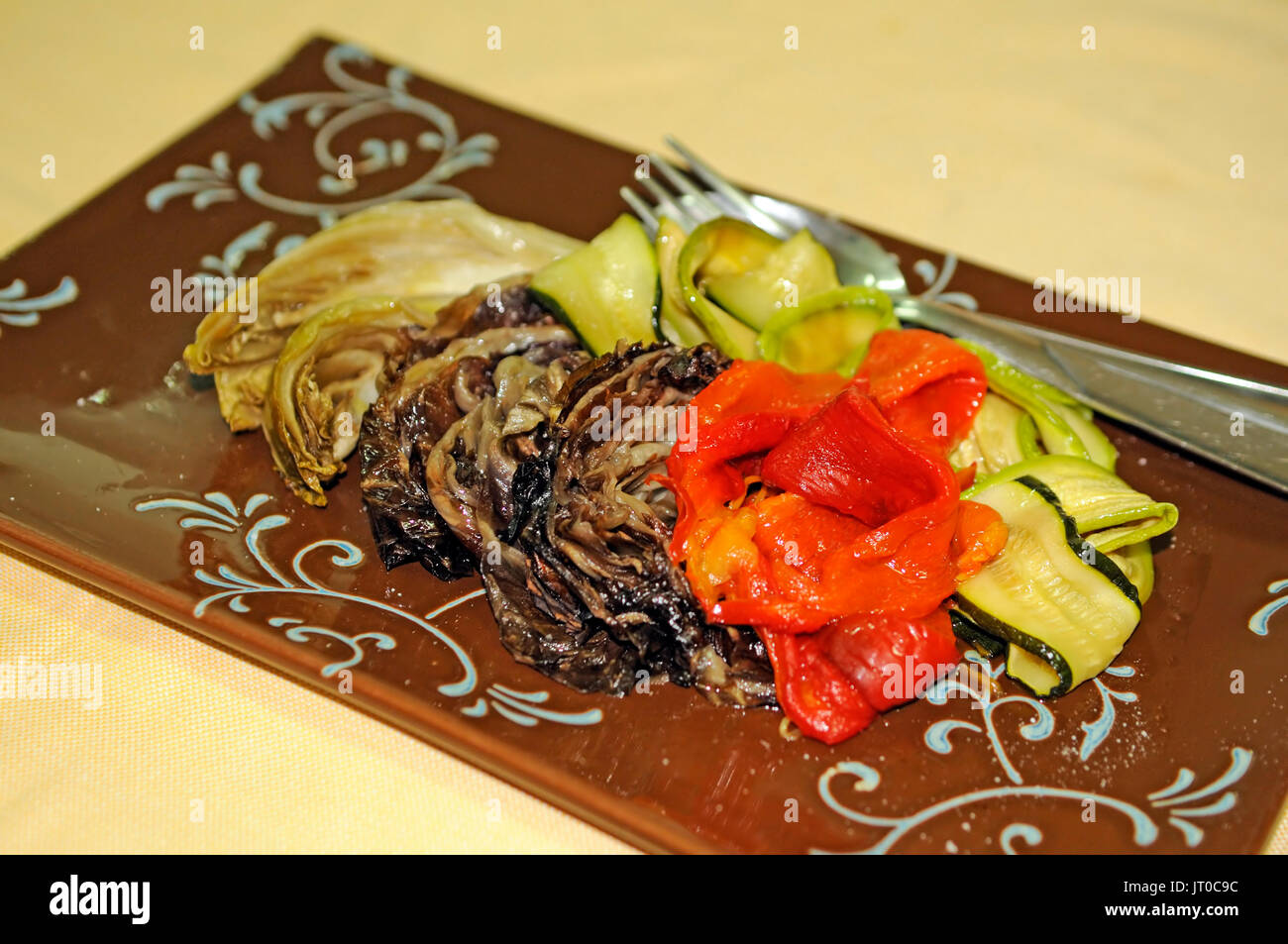 Gegrilltes Gemüse auf dem braunen Teller, Oristano, Sardinien, Italien Stockfoto