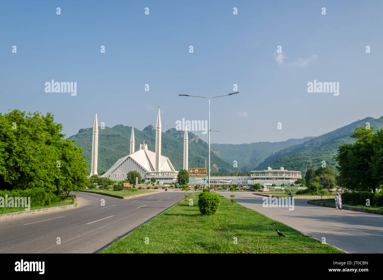 Shah Faisal Moschee mit der Ansicht von Margalla Hills, Islamabad, Pakistan im Juli 2017 Stockfoto