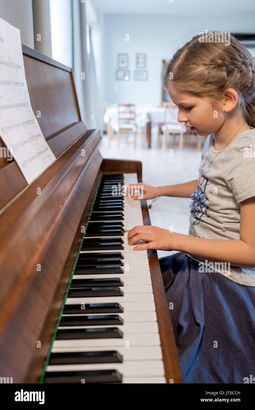 Mädchen üben Klavier spielen Stockfotografie - Alamy