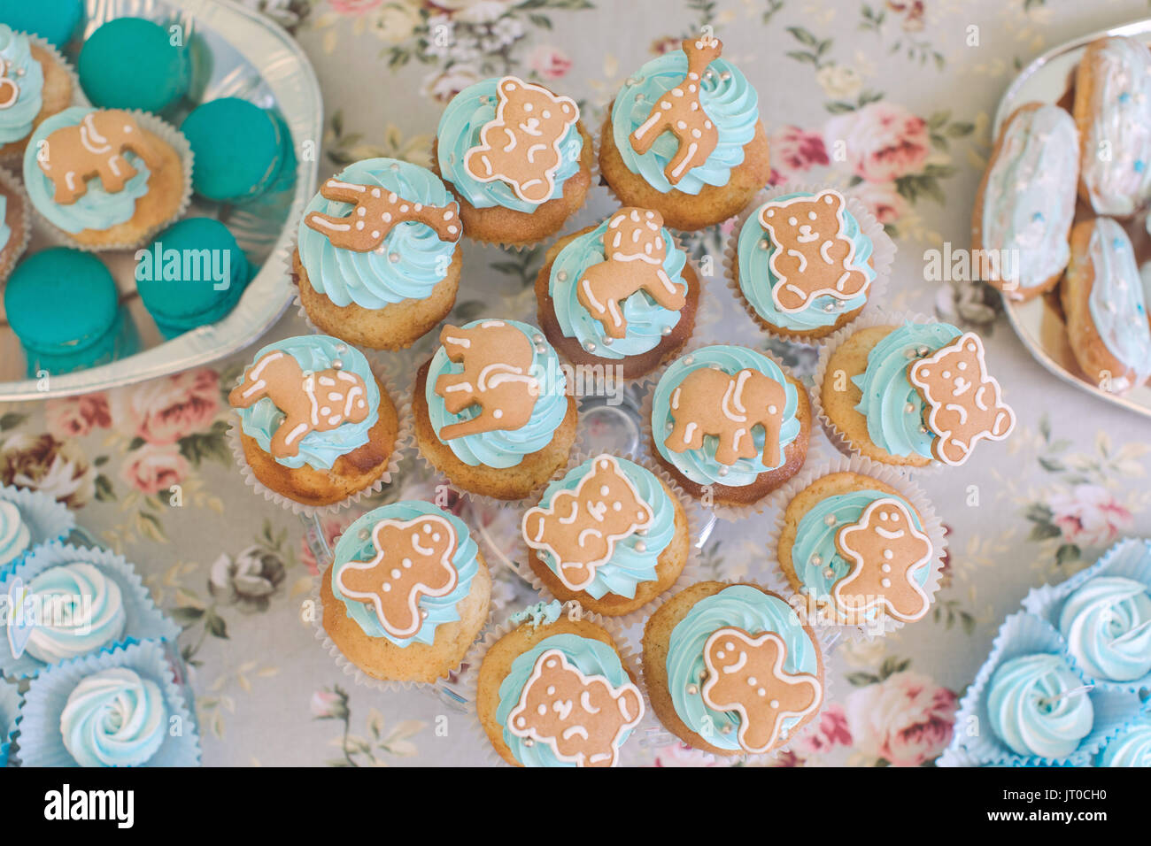 Cupcakes mit Cookies Stockfoto