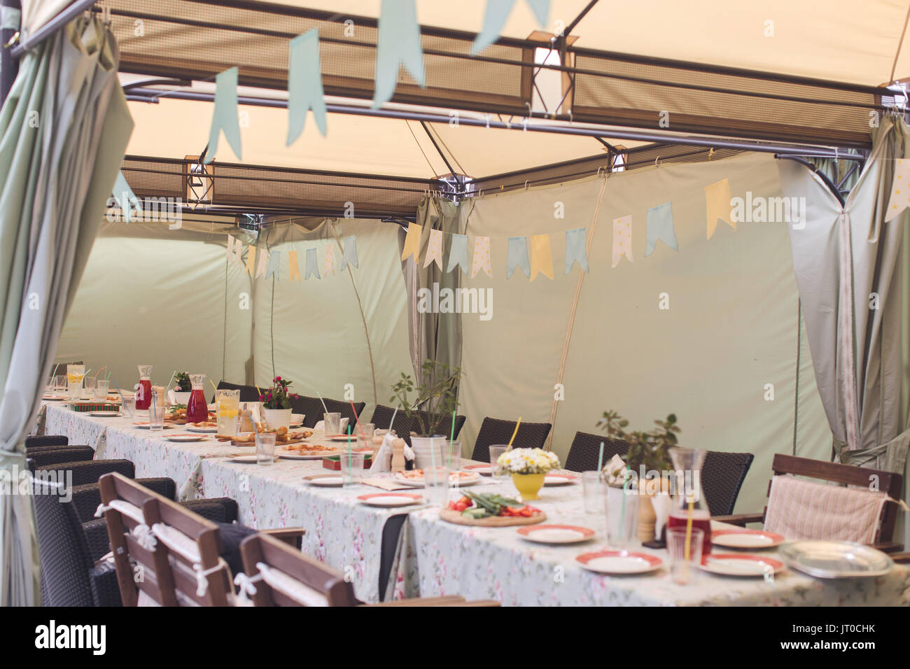 Zelt mit serviert Tabelle innerhalb Stockfoto