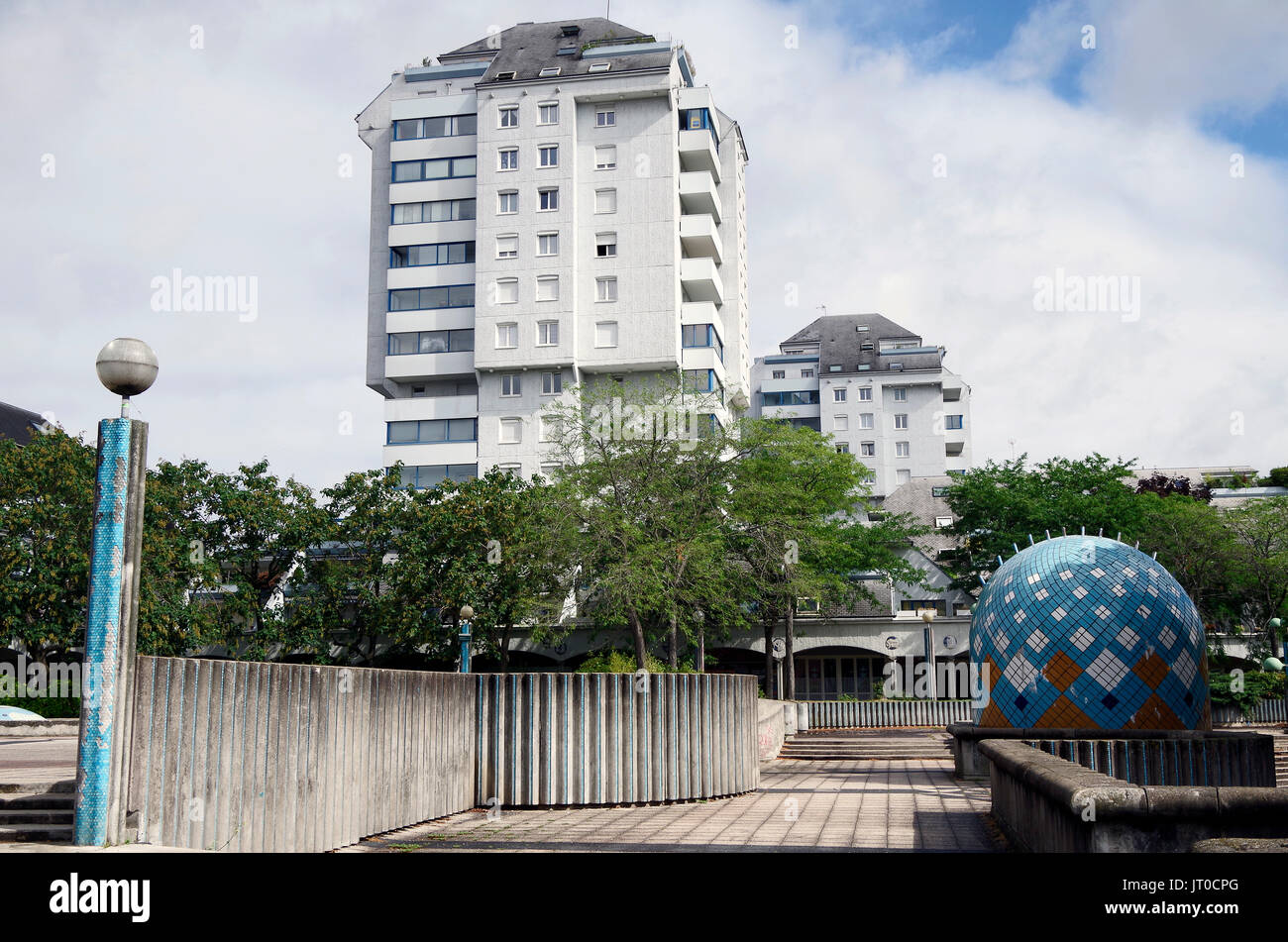 Esplanade de La Commune de Paris, Noisy-le-Grand, Blick nach Norden von der oberen Ebene auf die Esplanade, relativ kleinen Büro- und Wohngebäude Stockfoto