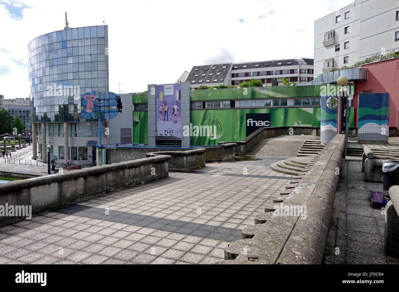 Esplanade de La Commune de Paris, Noisy-le-Grand, Kante der oberen Ebene der Esplanade, aufwendige und nicht verwendete Beton Bänke, Änderungen im Niveau usw., Stockfoto