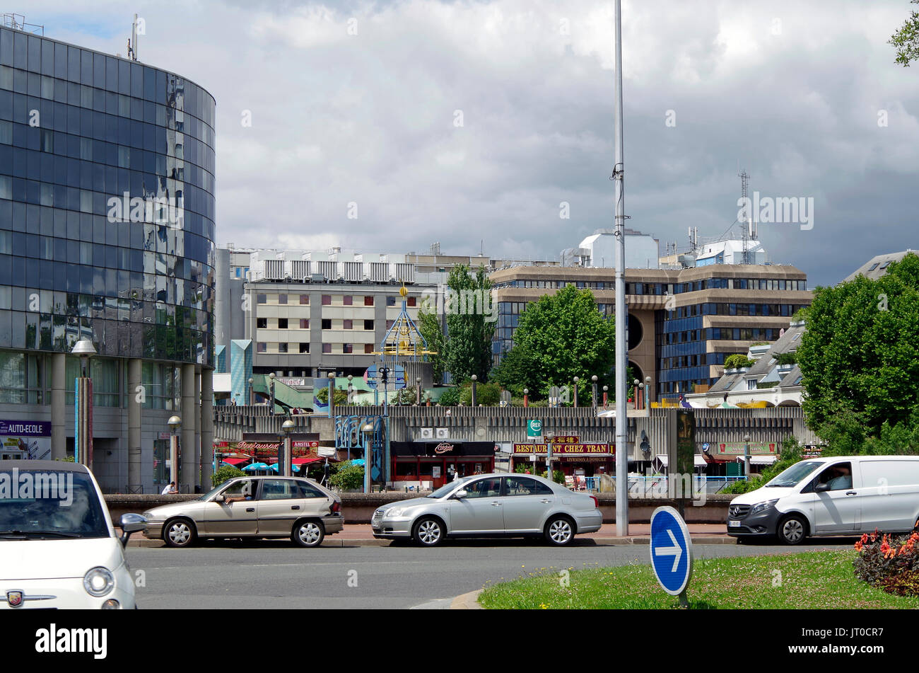 Esplanade de La Commune de Paris, Noisy-le-Grand, von Südosten, See ist hinter der niedrigen Mauer, Restaurants auf dem unteren Deck, Esplanade richtige oben, Stockfoto