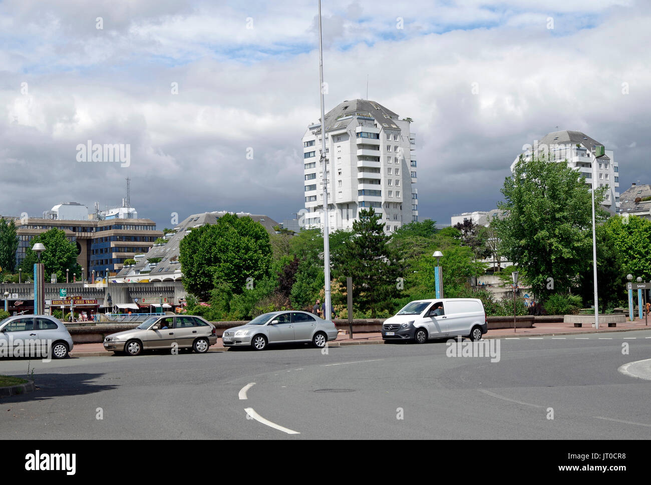 Esplanade de La Commune de Paris, Noisy-le-Grand, am linken, See ist hinter der niedrigen Mauer, Restaurants auf dem unteren Deck, Esplanade richtige oben, Stockfoto