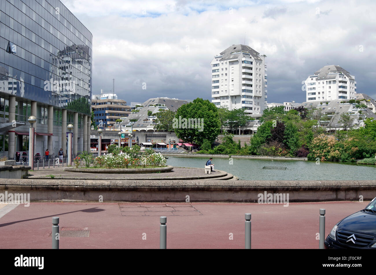 Esplanade de La Commune de Paris, Noisy-le-Grand, der See, Esplanade am linken, früher kleinere, Wohn- und Bürogebäude, auf der West & Nort Stockfoto