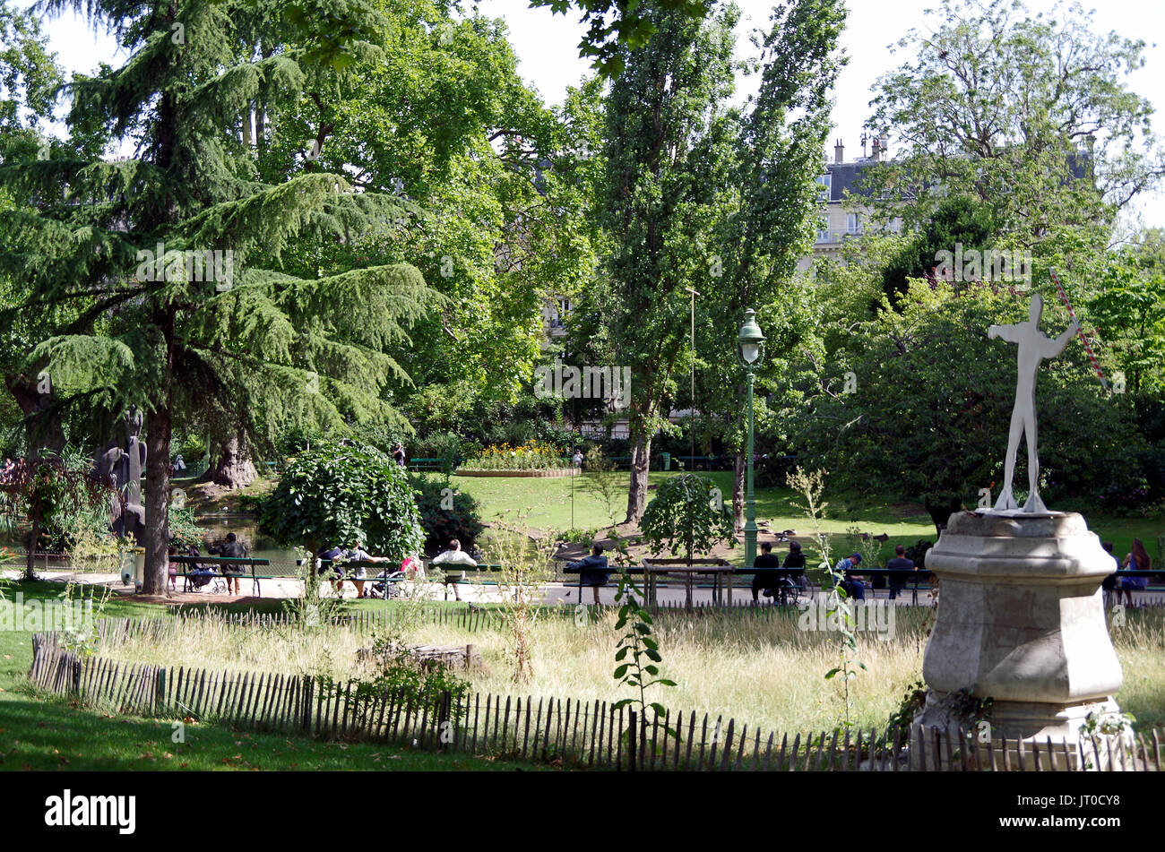Square des Batignolles, Paris, Frankreich, Landschaftsbau, Rasen, Teich, See und Wege für dieses kleine, aber schöne, Pariser Nachbarschaft Park, Stockfoto