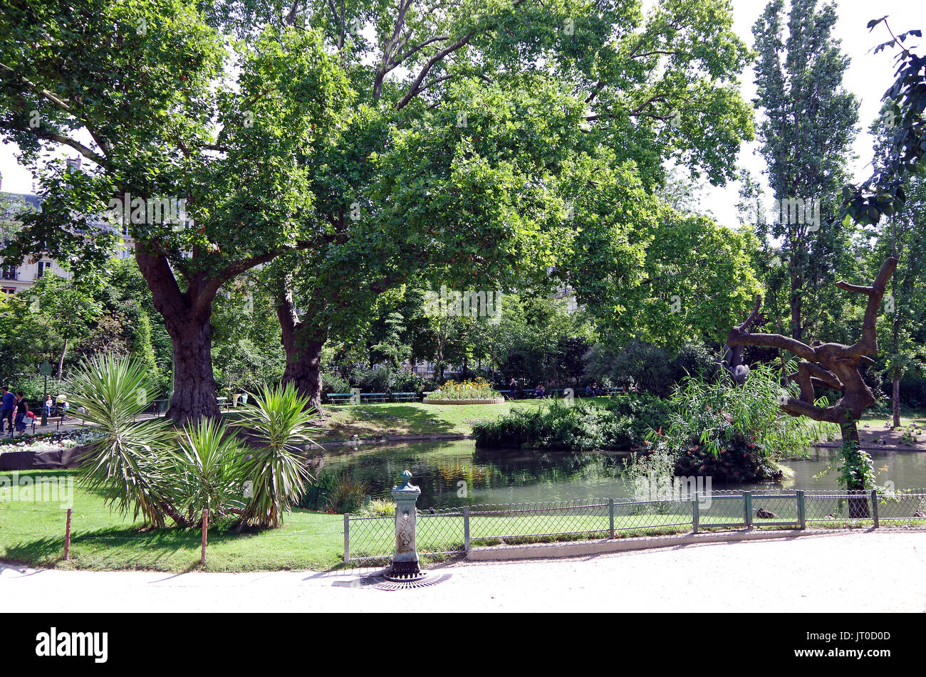 Square des Batignolles, Paris, Frankreich, Landschaftsbau, Rasen, Teich, See und Wege für dieses kleine, aber schöne, Pariser Nachbarschaft Park, Stockfoto