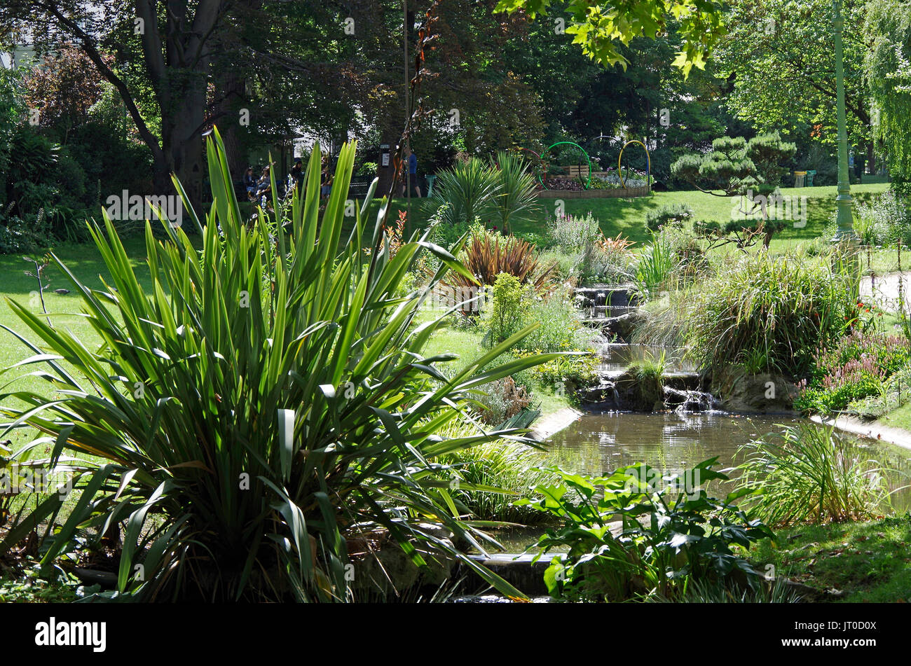 Square des Batignolles, Paris, Frankreich, Landschaftsbau, Rasen, Teich, See und Wege für dieses kleine, aber schöne, Pariser Nachbarschaft Park, Stockfoto