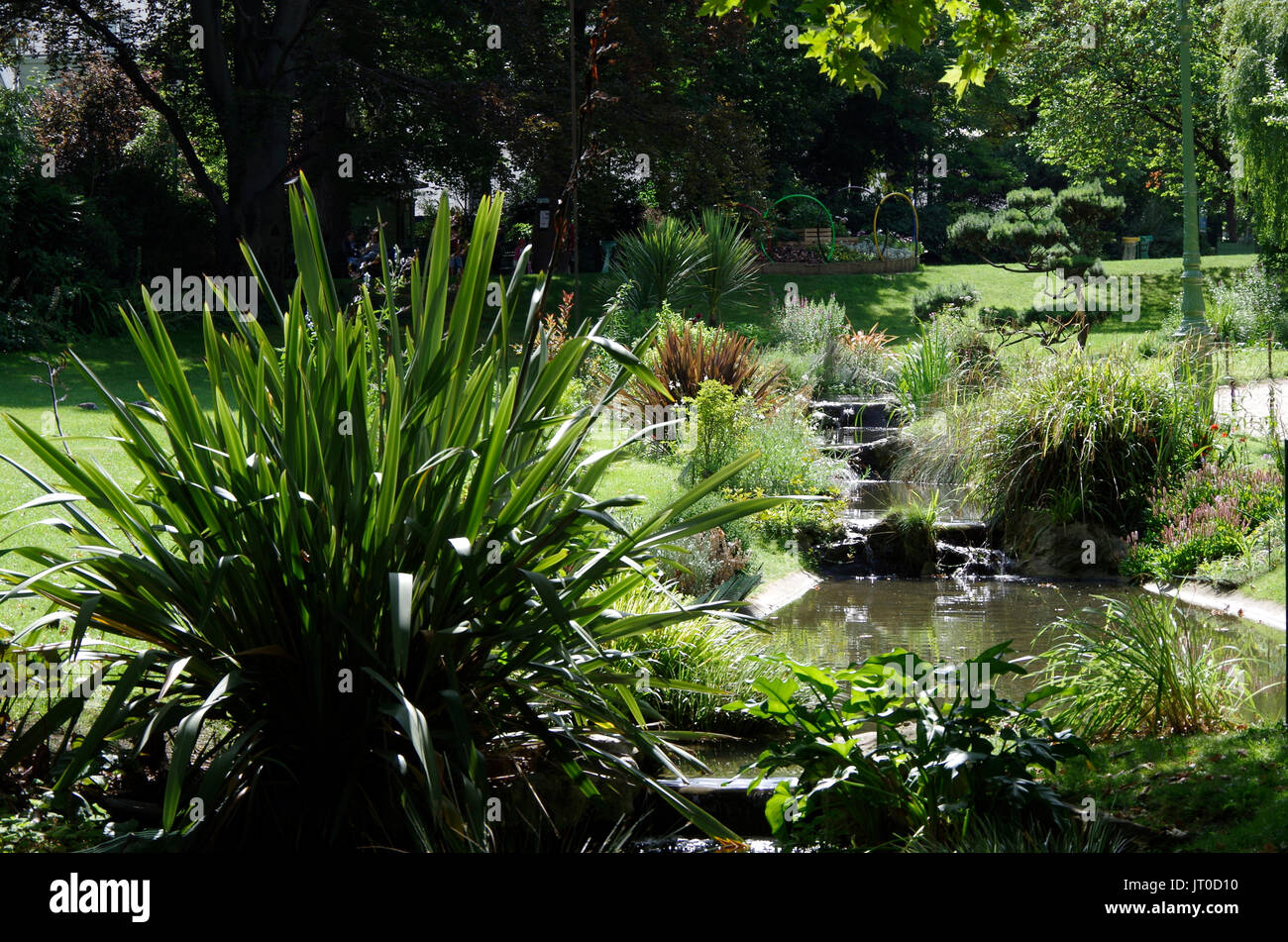 Square des Batignolles, Paris, Frankreich, Landschaftsbau, Rasen, Teich, See und Wege für dieses kleine, aber schöne, Pariser Nachbarschaft Park, Stockfoto