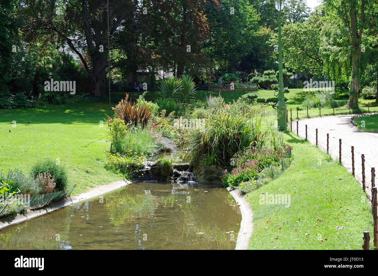 Square des Batignolles, Paris, Frankreich, Landschaftsbau, Rasen, Teich, See und Wege für dieses kleine, aber schöne, Pariser Nachbarschaft Park, Stockfoto