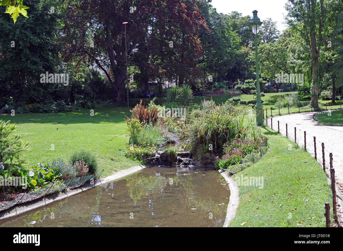 Square des Batignolles, Paris, Frankreich, Landschaftsbau, Rasen, Teich, See und Wege für dieses kleine, aber schöne, Pariser Nachbarschaft Park, Stockfoto