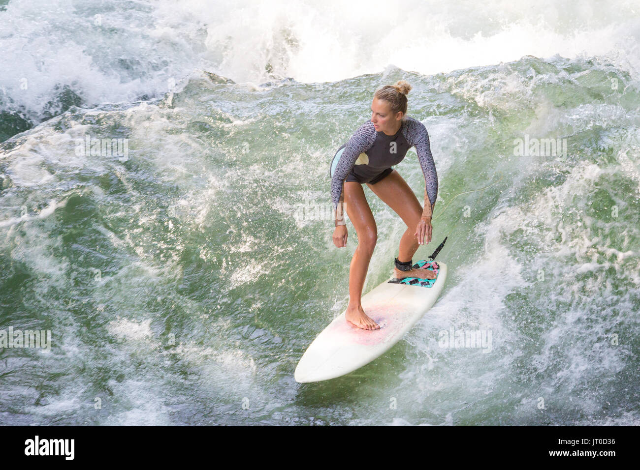 Attraktive Sportliche Madchen Surfen Auf Den Beruhmten Kunstlichen