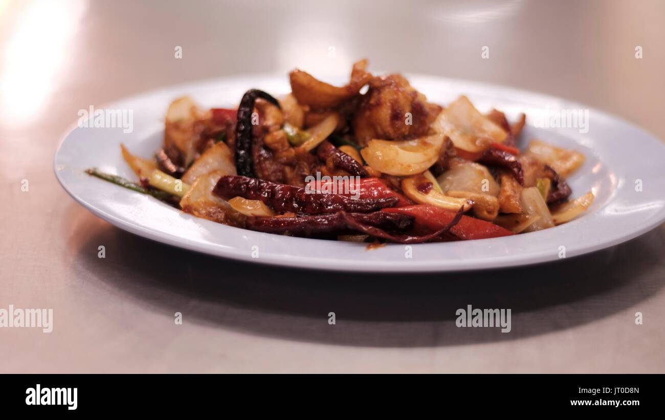 Authentisches, beliebtes, würziges, thailändisches Cashew-Nuss-Chicken-Essen auf einem Teller Stockfoto