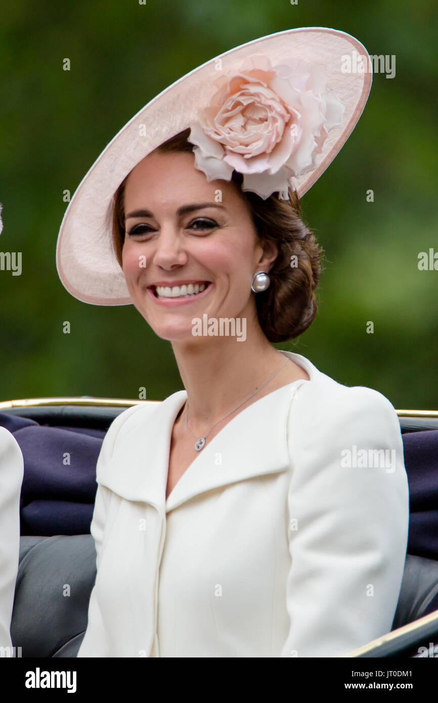 Katharina, Herzogin von Cambridge an die Farbe Zeremonie am 11. Juni 2016 in einer Creme Alexander McQueen coat-Kleid. Stockfoto