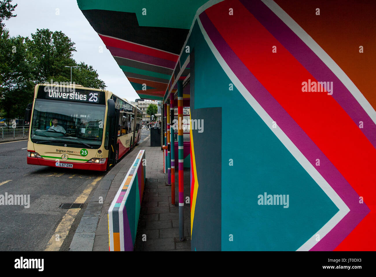 Ein bunt bemalten Bus Shelter, Brighton, Sussex, UK Stockfoto