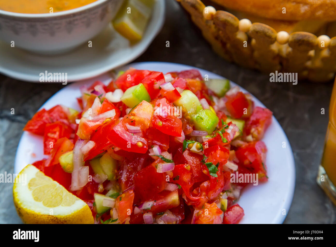 Traditionelles Gericht in einem typischen Restaurant, Marokkanischen Salat mit Tomaten, Gurken und Zwiebeln und Koriander. Souk Medina von Fes, Fes el Bali. Marokko, Maghreb Stockfoto