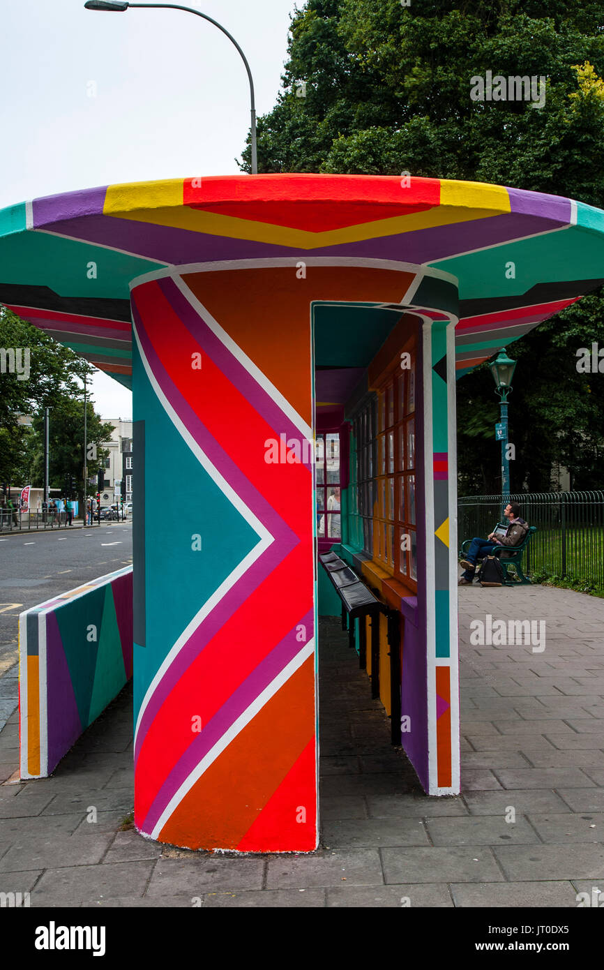 Ein bunt bemalten Bus Shelter, Brighton, Sussex, UK Stockfoto
