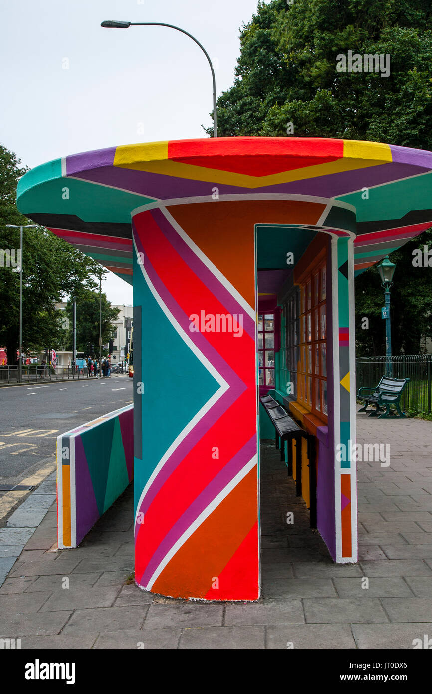 Ein bunt bemalten Bus Shelter, Brighton, Sussex, UK Stockfoto
