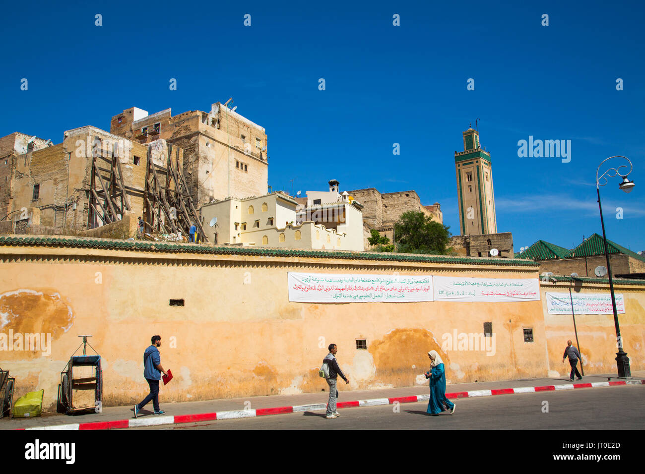 Das Leben auf der Straße Szene, Souk Medina von Fes, Fes el Bali. Marokko, Maghreb Nordafrika Stockfoto