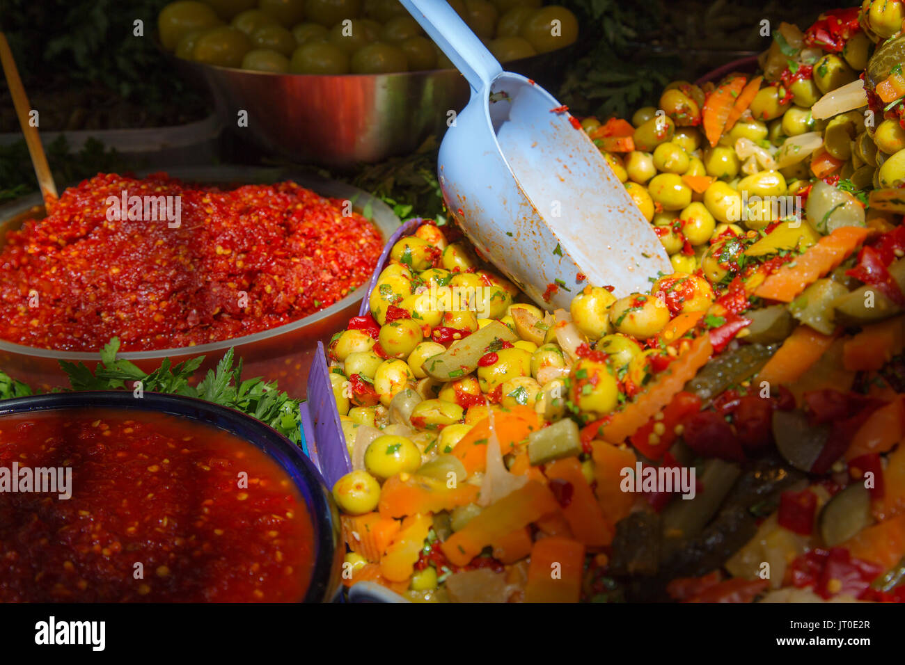 Im marokkanischen Stil Oliven und eingelegten Gurken Shop. Souk Medina von Fes, Fes el Bali. Marokko, Maghreb Nordafrika Stockfoto
