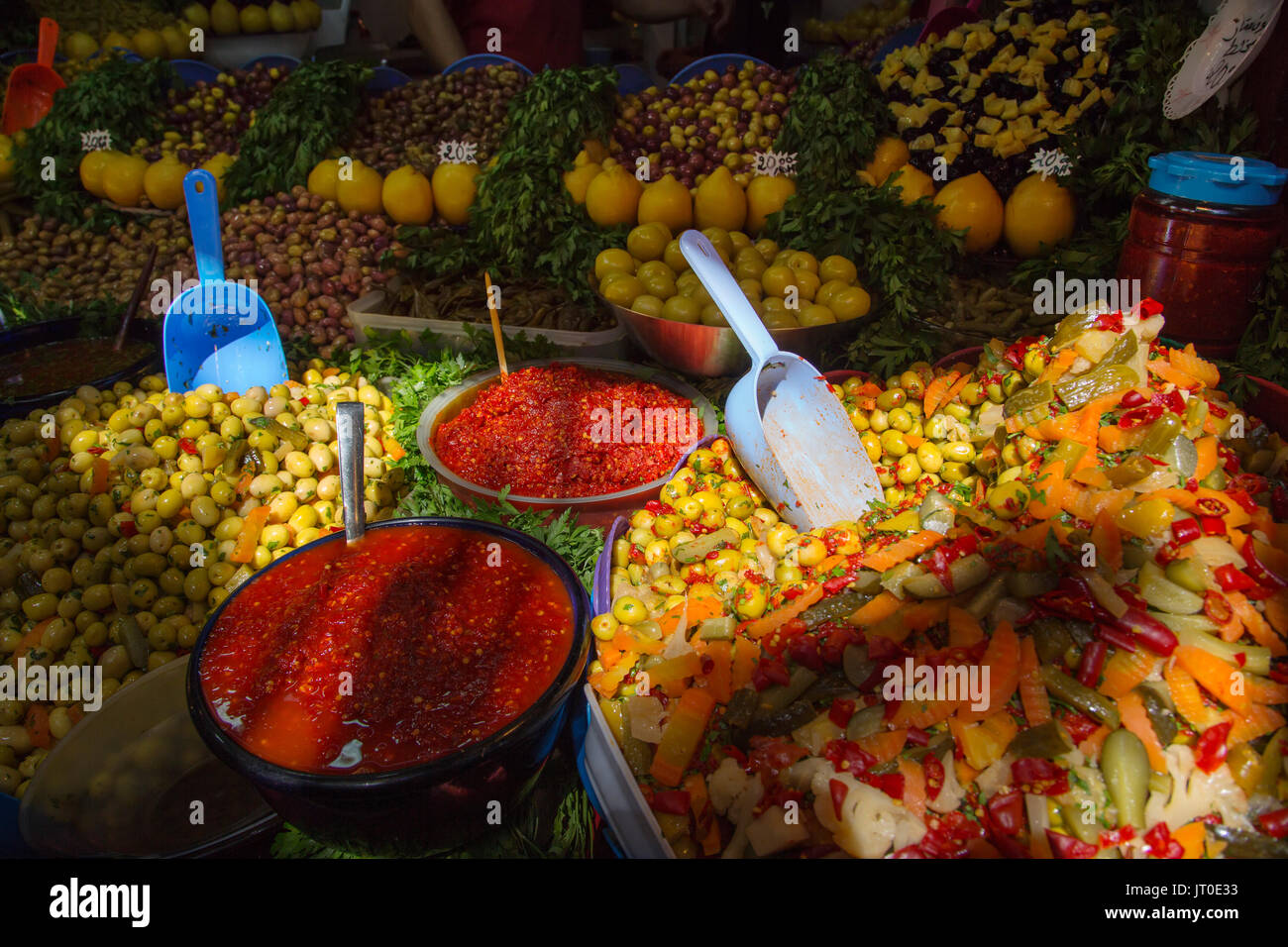 Im marokkanischen Stil Oliven und eingelegten Gurken Shop. Souk Medina von Fes, Fes el Bali. Marokko, Maghreb Nordafrika Stockfoto