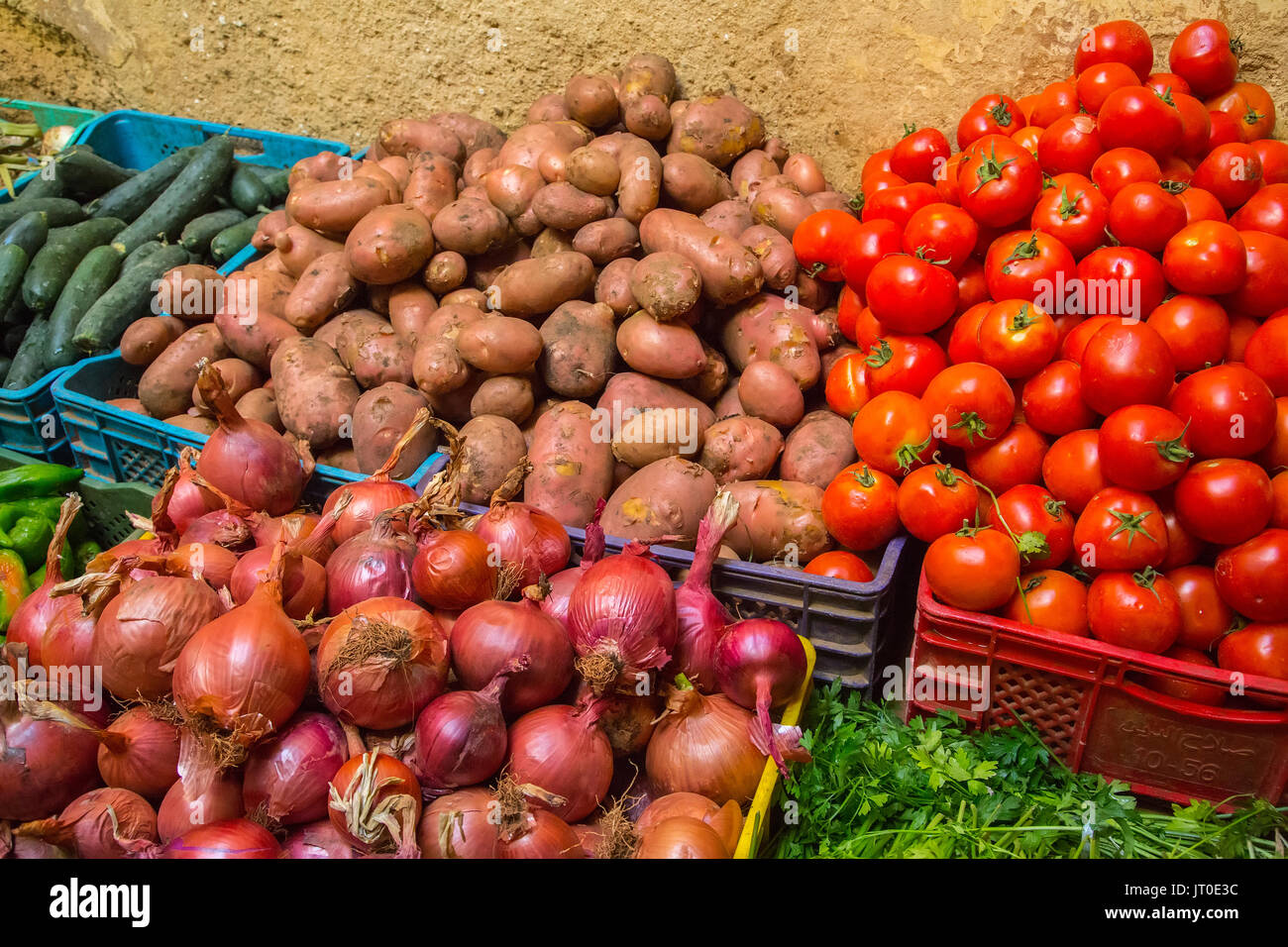 Verkauf von Kartoffeln, Zwiebeln, Tomaten, Gurken und Koriander. Souk Medina von Fes, Fes el Bali. Marokko, Maghreb Nordafrika Stockfoto